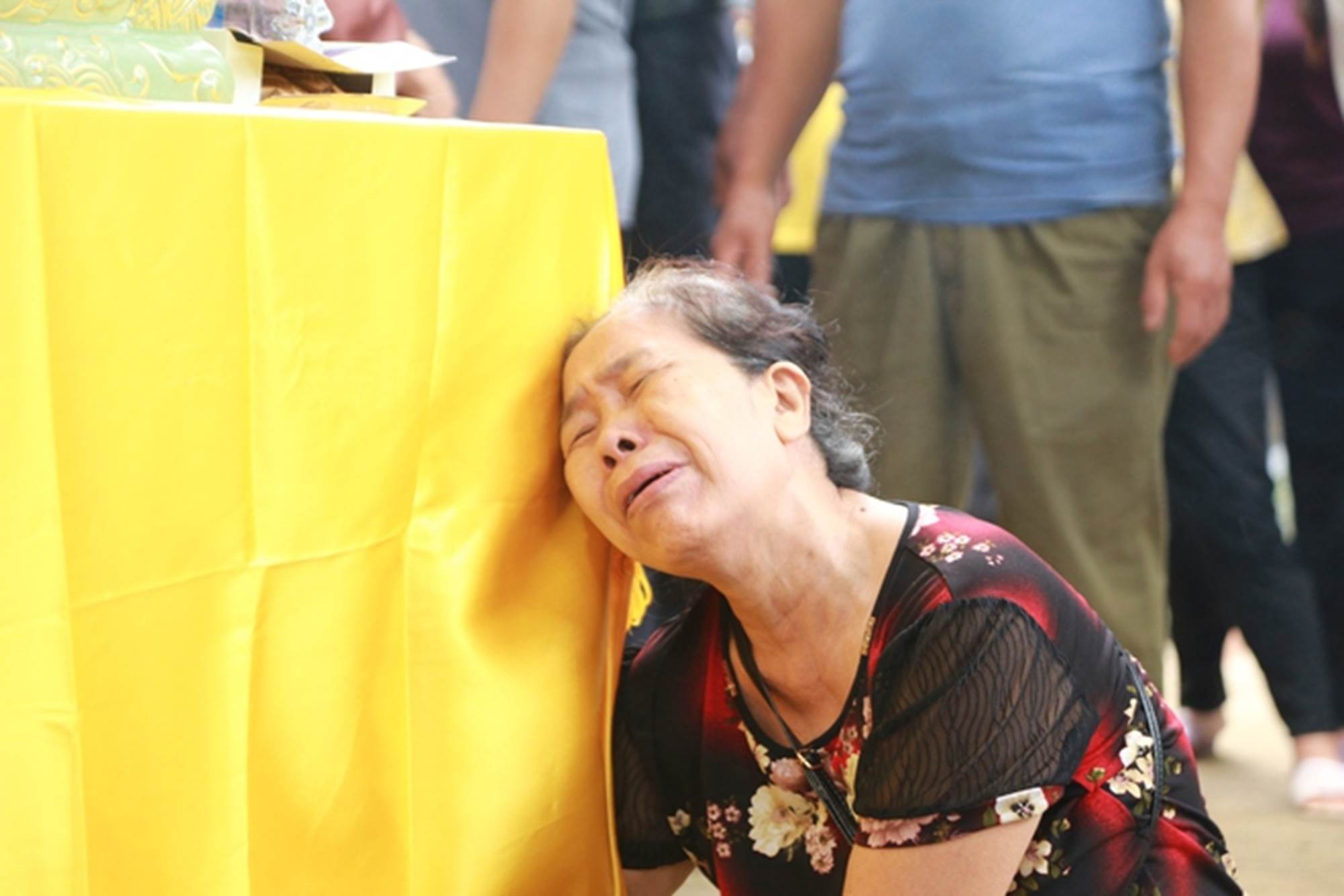 Người thân khóc cạn nước mắt, tiễn đưa nam sinh lớp 8 bị bạn đánh tử vong về nơi an nghỉ cuối cùng-6