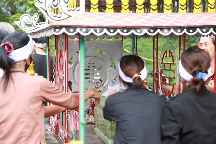 Người thân khóc cạn nước mắt, tiễn đưa nam sinh lớp 8 bị bạn đánh tử vong về nơi an nghỉ cuối cùng-7