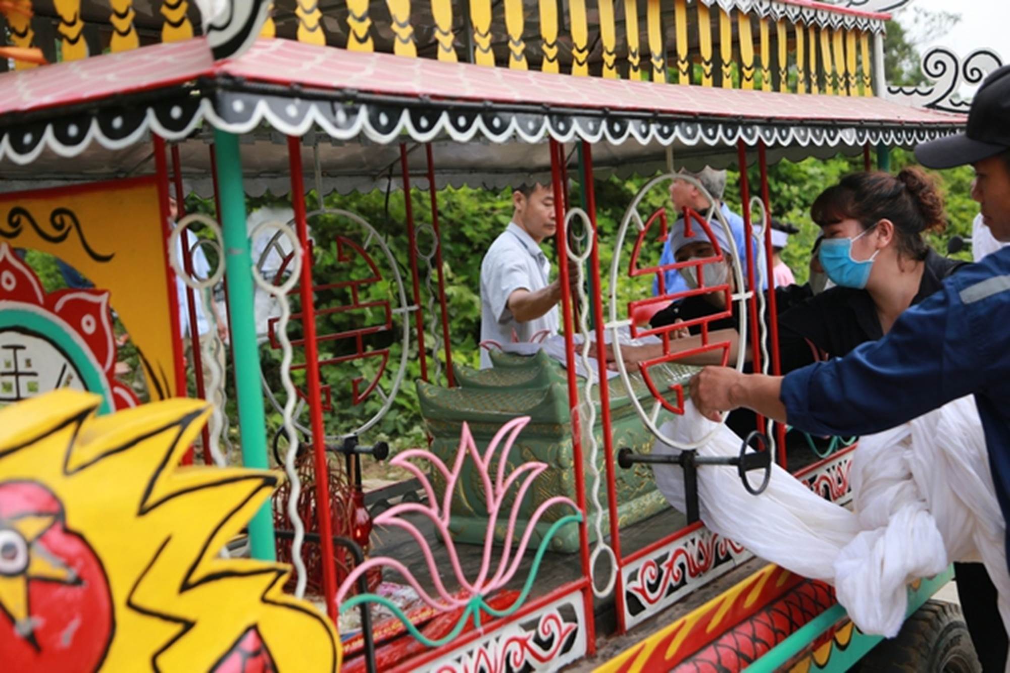 Người thân khóc cạn nước mắt, tiễn đưa nam sinh lớp 8 bị bạn đánh tử vong về nơi an nghỉ cuối cùng-9