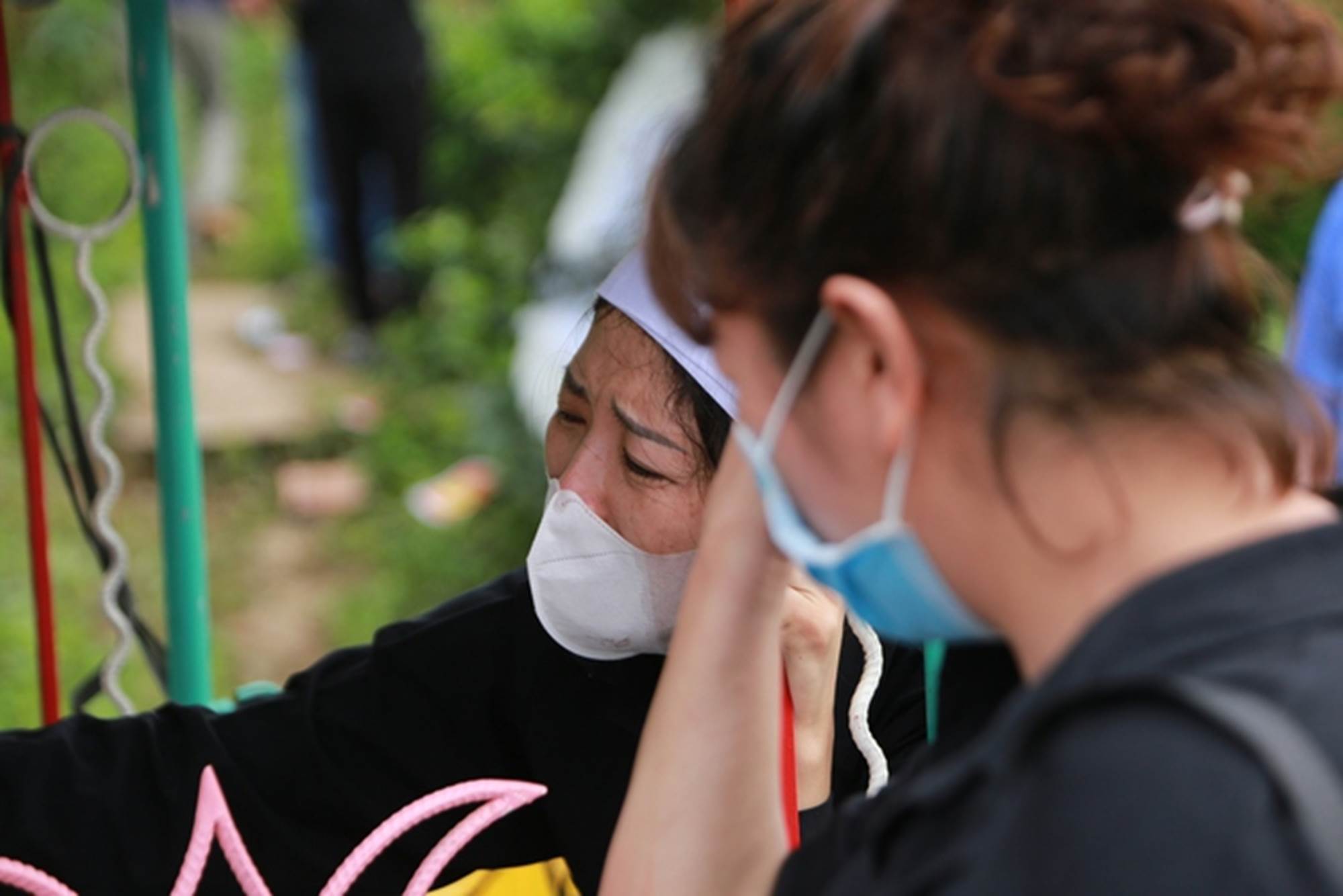 Người thân khóc cạn nước mắt, tiễn đưa nam sinh lớp 8 bị bạn đánh tử vong về nơi an nghỉ cuối cùng-10