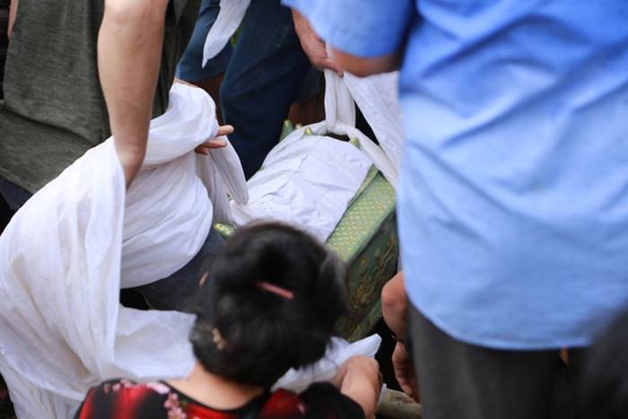 Người thân khóc cạn nước mắt, tiễn đưa nam sinh lớp 8 bị bạn đánh tử vong về nơi an nghỉ cuối cùng-11