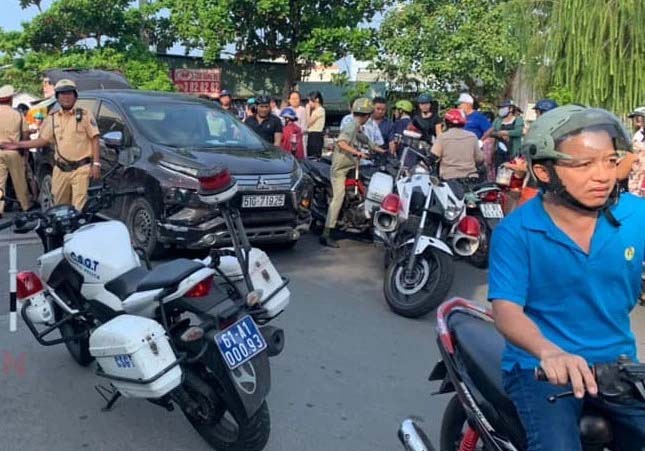 Cảnh sát truy đuổi ô tô ‘điên’ tông người đi đường bị thương-1