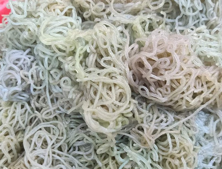 Người dân đi vớt bún sông” đem bán giá hơn 100.000 đồng/kg-2