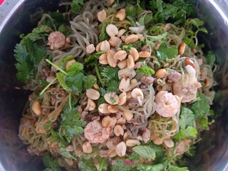 Người dân đi vớt bún sông” đem bán giá hơn 100.000 đồng/kg-4