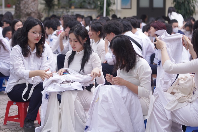 Lễ bế giảng tại ngôi trường có view đẹp nhất Hà Nội: Những cái ôm và giọt nước mắt đã rơi trước giờ phút chia xa-2