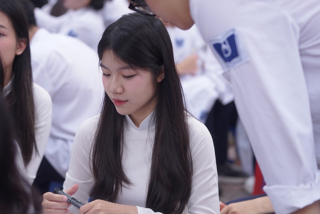 Lễ bế giảng tại ngôi trường có view đẹp nhất Hà Nội: Những cái ôm và giọt nước mắt đã rơi trước giờ phút chia xa-7