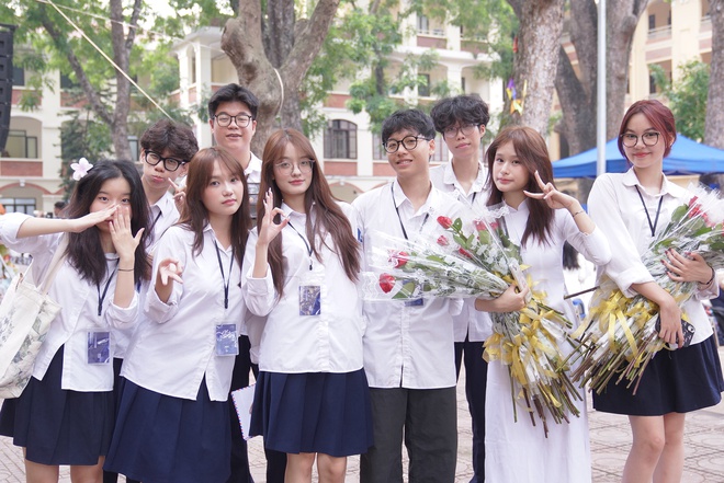 Lễ bế giảng tại ngôi trường có view đẹp nhất Hà Nội: Những cái ôm và giọt nước mắt đã rơi trước giờ phút chia xa-8