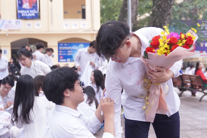 Lễ bế giảng tại ngôi trường có view đẹp nhất Hà Nội: Những cái ôm và giọt nước mắt đã rơi trước giờ phút chia xa-3