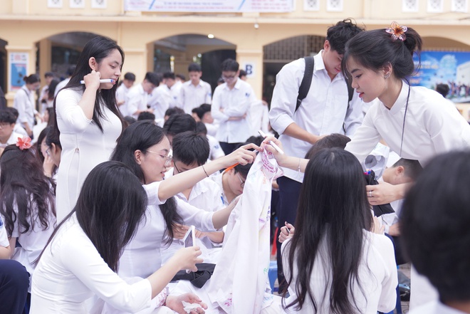 Lễ bế giảng tại ngôi trường có view đẹp nhất Hà Nội: Những cái ôm và giọt nước mắt đã rơi trước giờ phút chia xa-10