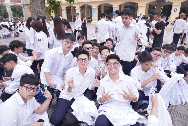 Lễ bế giảng tại ngôi trường có view đẹp nhất Hà Nội: Những cái ôm và giọt nước mắt đã rơi trước giờ phút chia xa-11