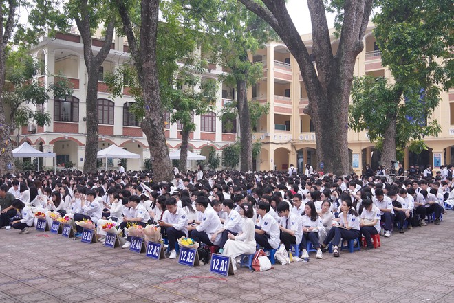 Lễ bế giảng tại ngôi trường có view đẹp nhất Hà Nội: Những cái ôm và giọt nước mắt đã rơi trước giờ phút chia xa-1