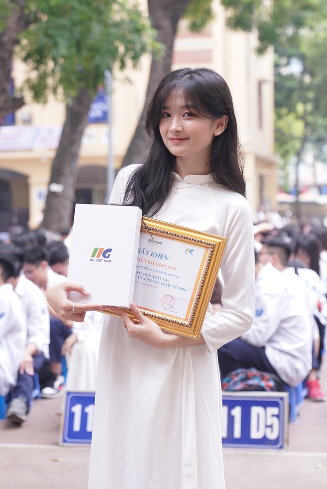 Lễ bế giảng tại ngôi trường có view đẹp nhất Hà Nội: Những cái ôm và giọt nước mắt đã rơi trước giờ phút chia xa-12