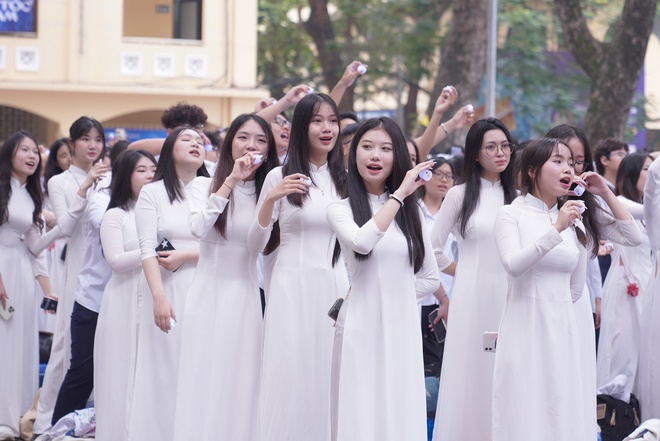 Lễ bế giảng tại ngôi trường có view đẹp nhất Hà Nội: Những cái ôm và giọt nước mắt đã rơi trước giờ phút chia xa-15