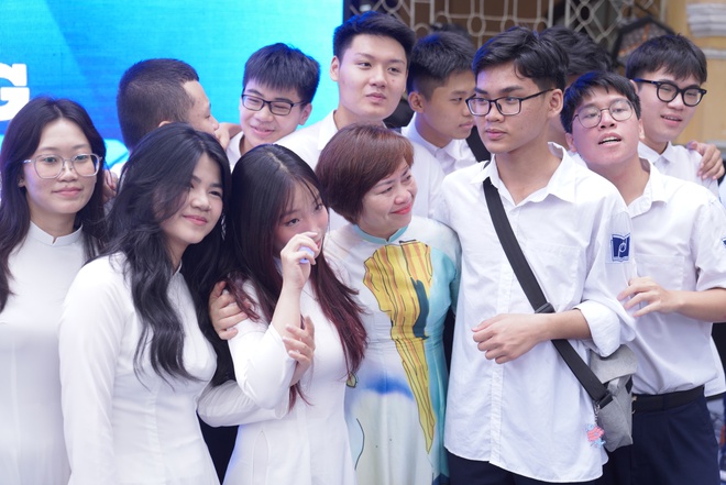 Lễ bế giảng tại ngôi trường có view đẹp nhất Hà Nội: Những cái ôm và giọt nước mắt đã rơi trước giờ phút chia xa-14