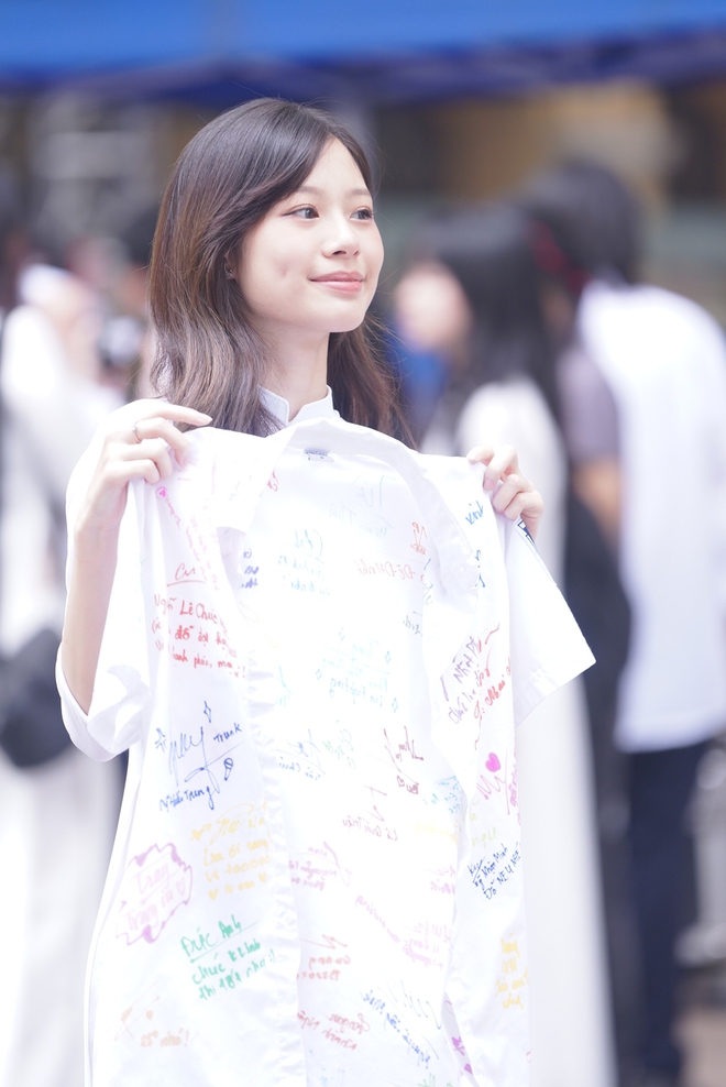 Lễ bế giảng tại ngôi trường có view đẹp nhất Hà Nội: Những cái ôm và giọt nước mắt đã rơi trước giờ phút chia xa-13