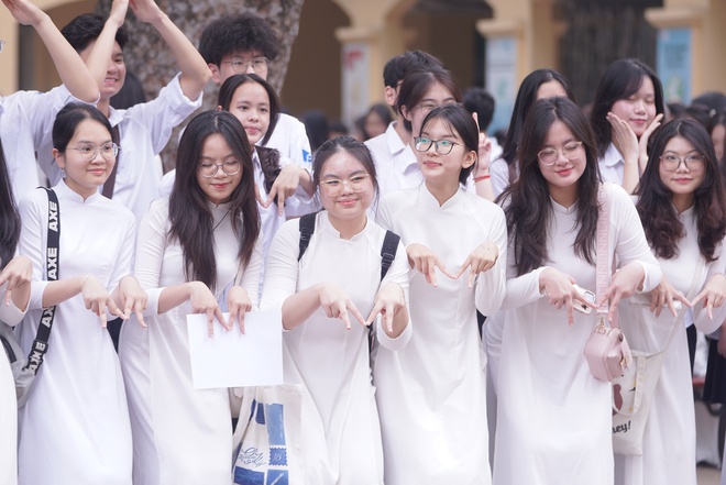 Lễ bế giảng tại ngôi trường có view đẹp nhất Hà Nội: Những cái ôm và giọt nước mắt đã rơi trước giờ phút chia xa-9