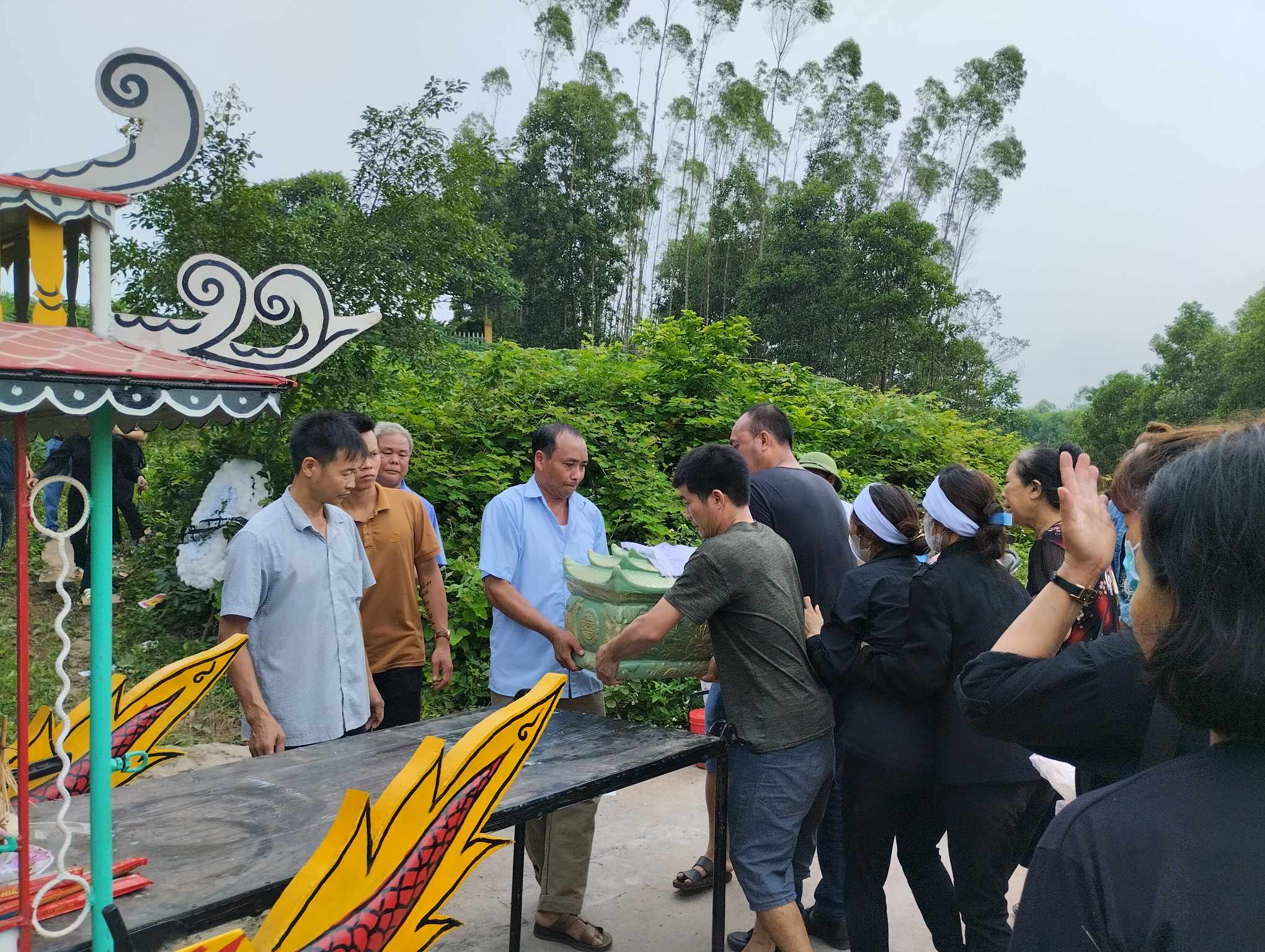 Tiktoker, Youtuber xuất hiện tại lễ tang nam sinh lớp 8 để livestream khiến người nhà bức xúc-8