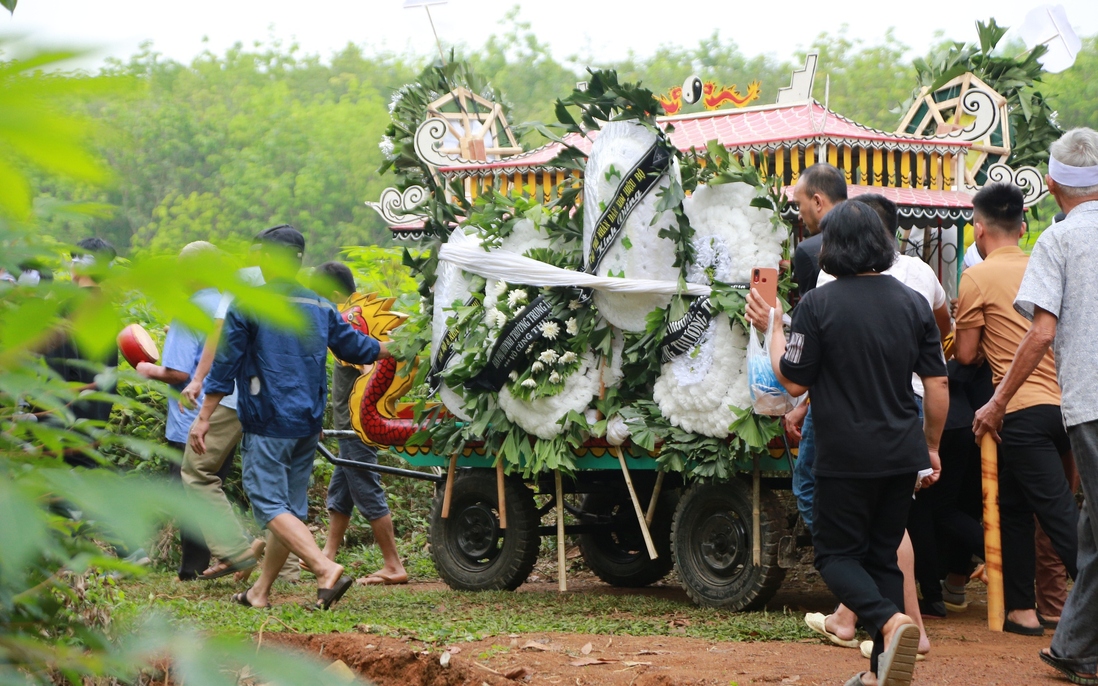 Tiktoker, Youtuber xuất hiện tại lễ tang nam sinh lớp 8 để livestream khiến người nhà bức xúc-1