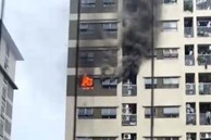 Hà Nội: Khói, lửa nghi ngút từ căn hộ tầng 14 chung cư The Vesta