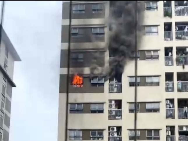 Hà Nội: Khói, lửa nghi ngút từ căn hộ tầng 14 chung cư The Vesta-1