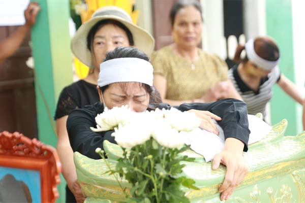 Mẹ nam sinh lớp 8 bác tin đồn nhận tiền tỉ của gia đình nghi phạm-2