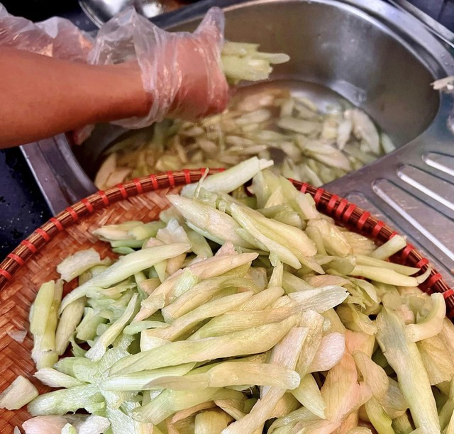 3 món ăn ngon giải nhiệt ngày hè với dọc mùng, khi chế biến cần chú ý để tránh bị ngứa-4