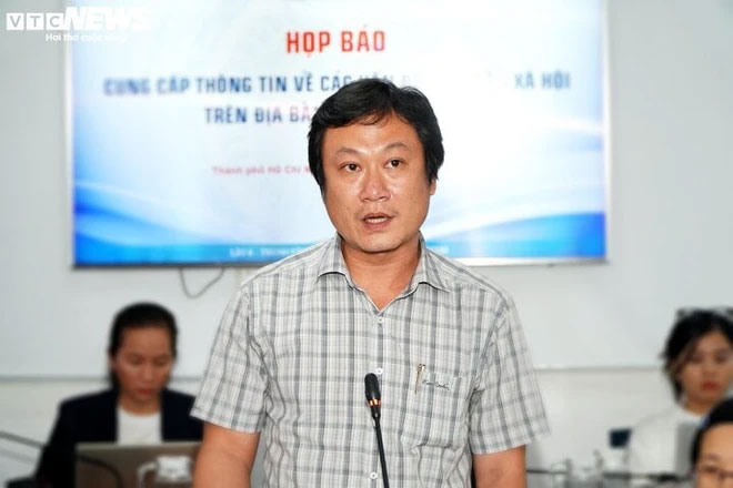 Trang phục lạ của Đàm Vĩnh Hưng không phù hợp với văn hóa Việt Nam-1