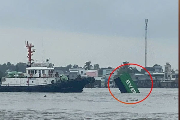 Tàu hàng va chạm với sà lan, 9 thùng container rơi xuống sông-1