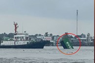 Tàu hàng va chạm với sà lan, 9 thùng container rơi xuống sông