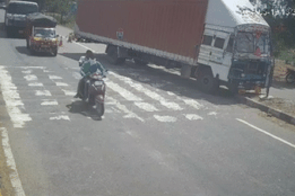 Khoảnh khắc xe tải bị tông lật nghiêng, nhiều người văng xuống đường