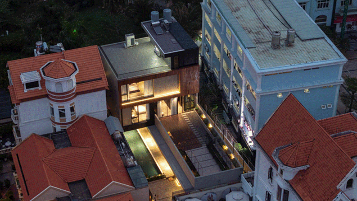 Vợ chồng 9x chi 30 tỷ đồng xây villa 550m2 tông trầm và lạnh đầy cá tính, thiết kế thế nào để vừa sáng vừa thoáng mát: KTS cũng áp lực-1