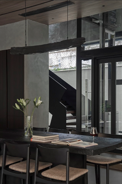 Vợ chồng 9x chi 30 tỷ đồng xây villa 550m2 tông trầm và lạnh đầy cá tính, thiết kế thế nào để vừa sáng vừa thoáng mát: KTS cũng áp lực-8