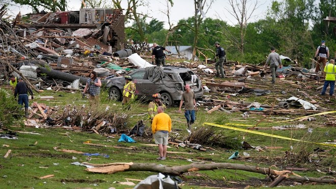 Video: Quái vật lốc xoáy càn quét cả một thị trấn khiến 40 người thương vong, camera ghi lại cảnh tượng kinh hoàng-3