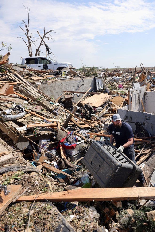 Video: Quái vật lốc xoáy càn quét cả một thị trấn khiến 40 người thương vong, camera ghi lại cảnh tượng kinh hoàng-5