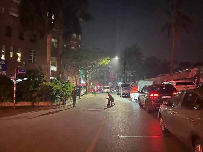 Xuyên đêm đưa thi thể nạn nhân ra khỏi nhà trọ ở Hà Nội sau vụ cháy-1