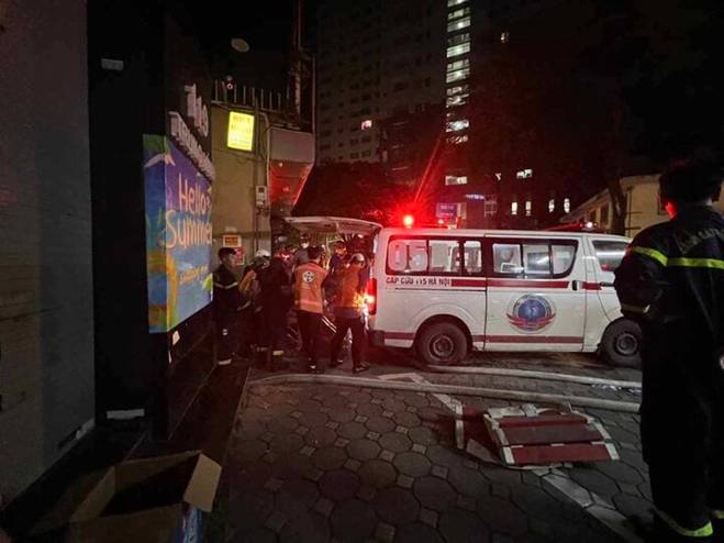 Xuyên đêm đưa thi thể nạn nhân ra khỏi nhà trọ ở Hà Nội sau vụ cháy-3