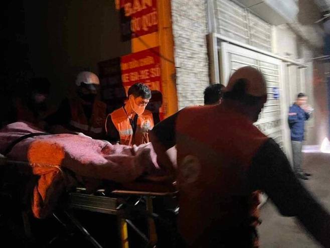 Xuyên đêm đưa thi thể nạn nhân ra khỏi nhà trọ ở Hà Nội sau vụ cháy-4