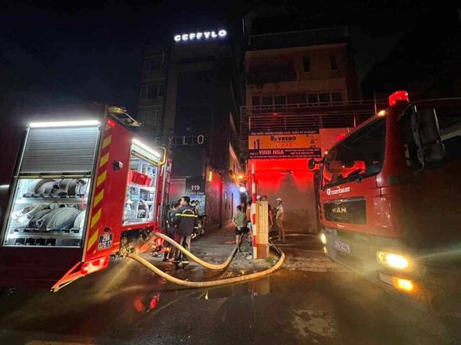 Xuyên đêm đưa thi thể nạn nhân ra khỏi nhà trọ ở Hà Nội sau vụ cháy-5