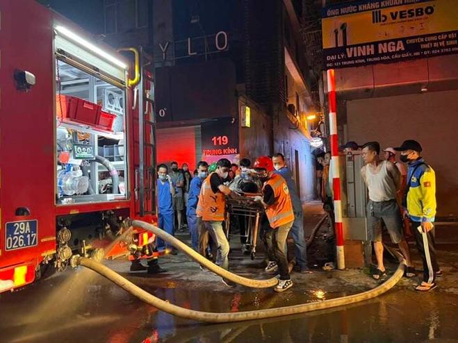 Xuyên đêm đưa thi thể nạn nhân ra khỏi nhà trọ ở Hà Nội sau vụ cháy-6