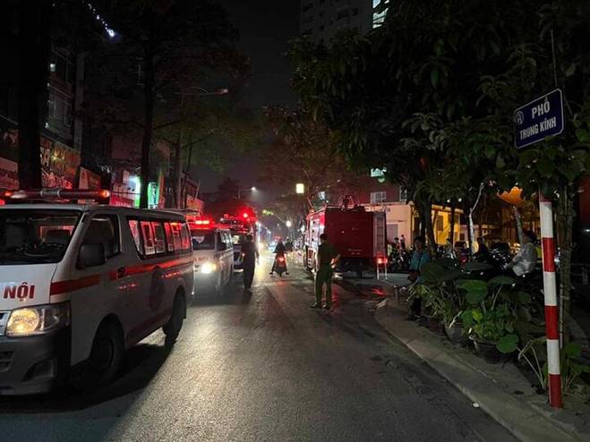 Xuyên đêm đưa thi thể nạn nhân ra khỏi nhà trọ ở Hà Nội sau vụ cháy-7
