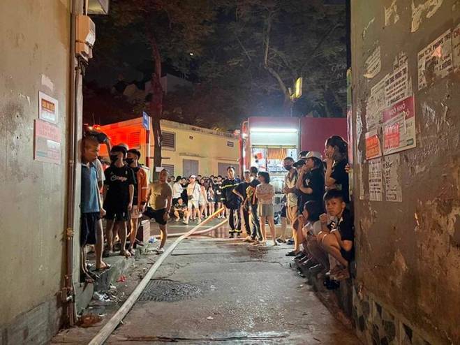 Xuyên đêm đưa thi thể nạn nhân ra khỏi nhà trọ ở Hà Nội sau vụ cháy-8