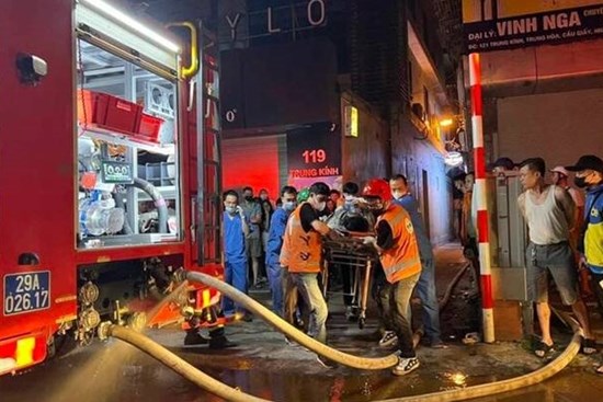 Xuyên đêm đưa thi thể nạn nhân ra khỏi nhà trọ ở Hà Nội sau vụ cháy