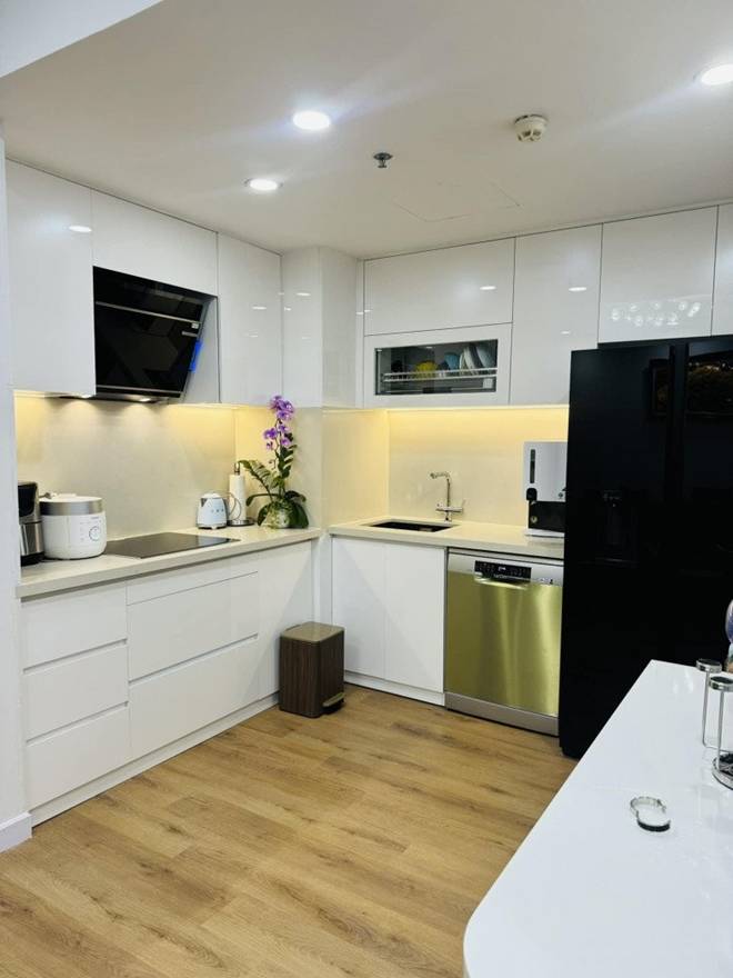 Vợ Công Lý, MC Đan Lê cùng khoe căn bếp trắng tinh: Một bên nhỏ xinh, một bên rộng đẹp-6