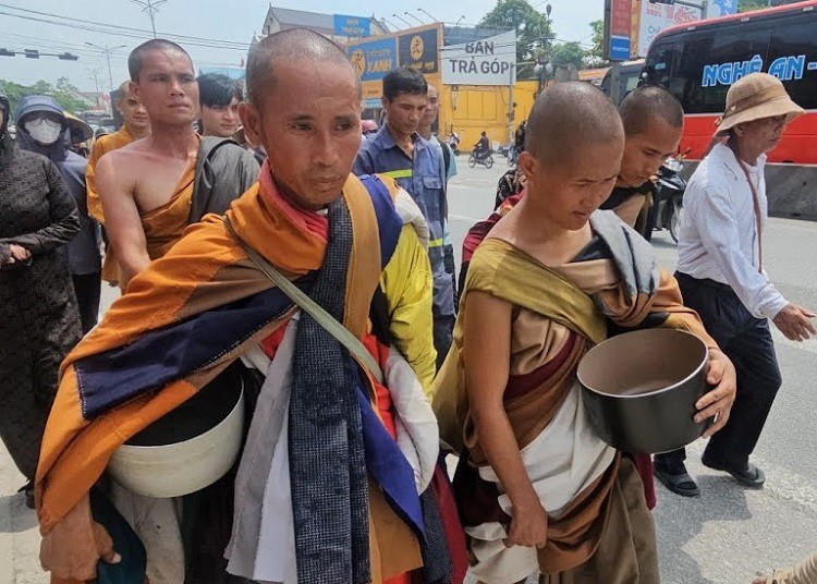 Xuất hiện loạt áo thun giống trang phục của sư Minh Tuệ”, shop online bán cả nghìn chiếc-1