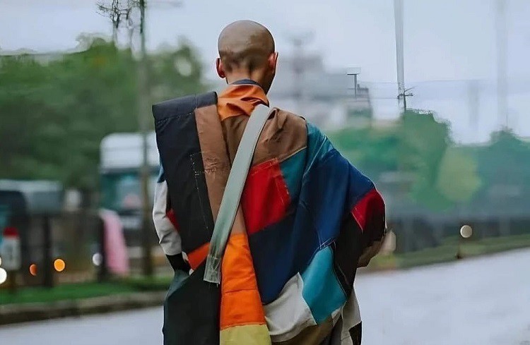 Xuất hiện loạt áo thun giống trang phục của sư Minh Tuệ”, shop online bán cả nghìn chiếc-2