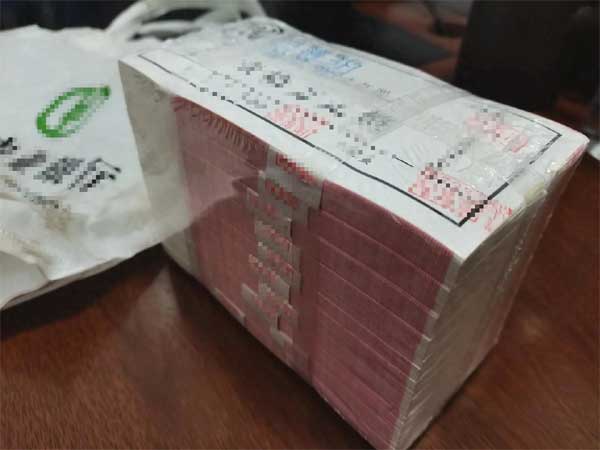 Cụ ông nhặt được 20 cọc tiền tổng trị giá 5 tỷ đồng, vội nộp cho cảnh sát: Chủ nhân của số tiền bị triệu tập nhưng từ chối nhận vì 1 lý do-1