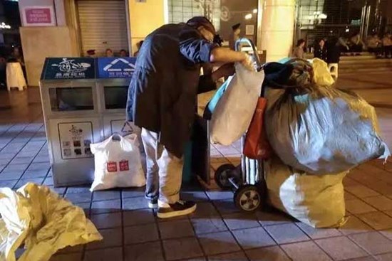 Cụ ông nhặt được 20 cọc tiền tổng trị giá 5 tỷ đồng, vội nộp cho cảnh sát: Chủ nhân của số tiền bị triệu tập nhưng từ chối nhận vì 1 lý do