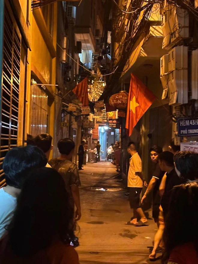 Chủ trọ cùng con dâu, 2 cháu nội trong vụ cháy ở Trung Kính được giải cứu kịp thời, đưa ra ngoài-1