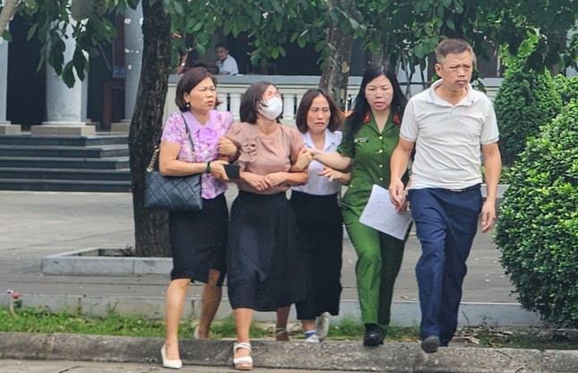 Người thân khóc ngất khi nhận diện thi thể nạn nhân vụ cháy ở Trung Kính-1