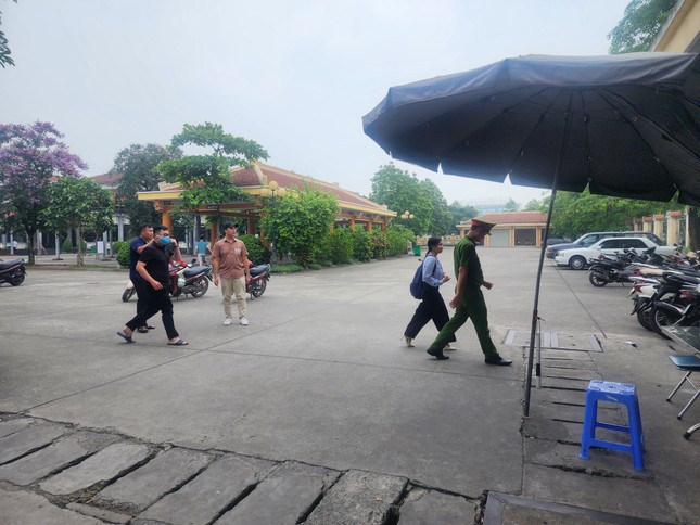 Người thân khóc ngất khi nhận diện thi thể nạn nhân vụ cháy ở Trung Kính-2